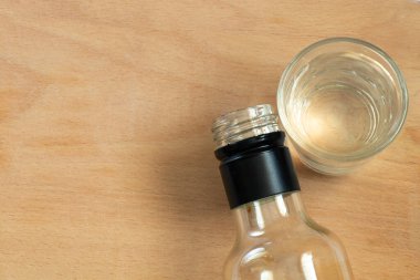 İzole edilmiş arka planda küçük şarap kadehi ve boş şişe.