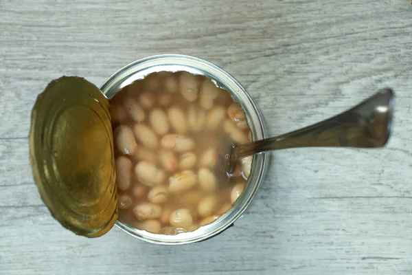 Tin can with white beans top view — 스톡 사진