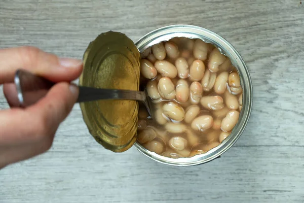 Tin can with white beans top view — 스톡 사진