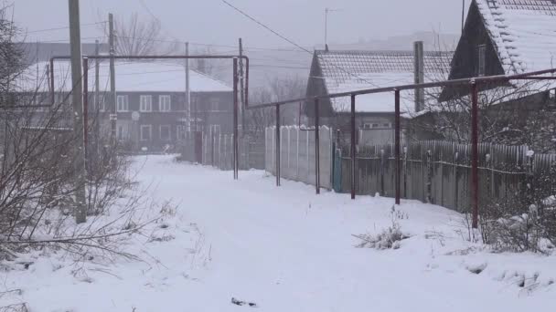 ウクライナのドニプロの街の路上で雪 — ストック動画