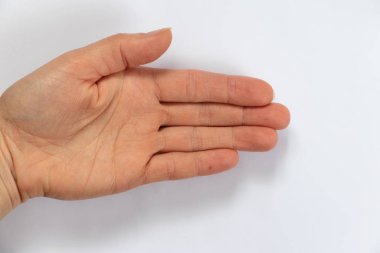 Beyaz arka planda genç bir kızın elleri