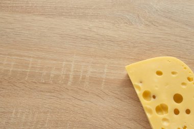 ahşap zemin üzerine peynir parçası