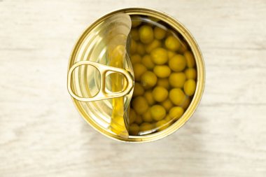 Yeşil bezelyeli teneke kutu izole bir arkaplanda