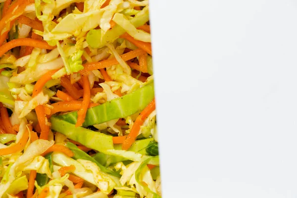 Salad dengan kubis segar dan wortel sebagai latar belakang — Stok Foto