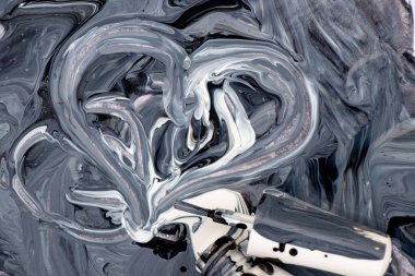 kalp siyah ve beyaz ojelerle boyanmış.