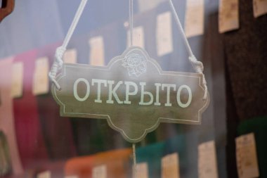 Bir mağazanın cam kapısında Rusça açık levha