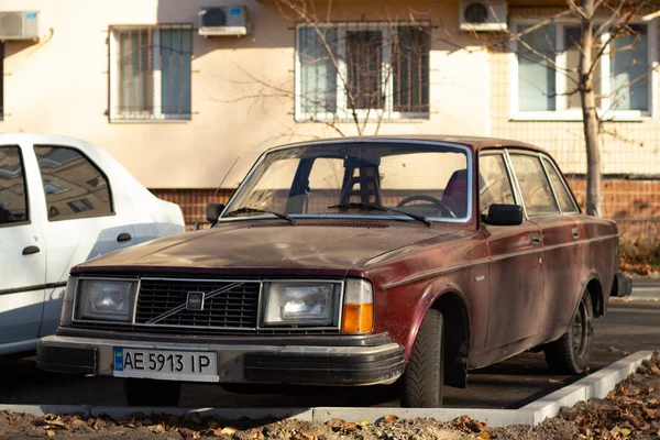 Dnipro, Ucrania - 19 de julio de 2019.El viejo Volvo se encuentra en la calle por la tarde —  Fotos de Stock