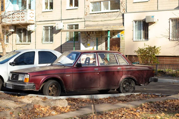 Дніпро (Україна) - 19 липня 2019. старий автомобіль Вольво стоїть на вулиці після обіду. — стокове фото