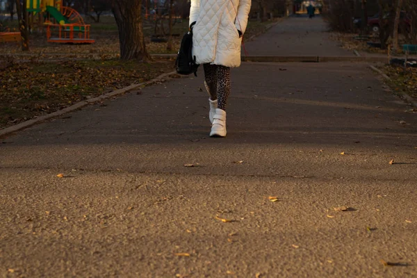 Femme jambes aller sur la route vue du bas en automne jour — Photo