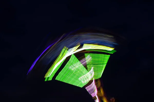 Balanço nos parques em movimento à noite na Ucrânia no parque — Fotografia de Stock