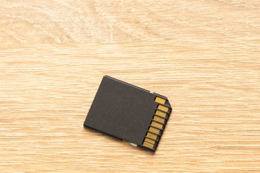 Hafıza kartı izole edilmiş bir arkaplanda yatıyor.