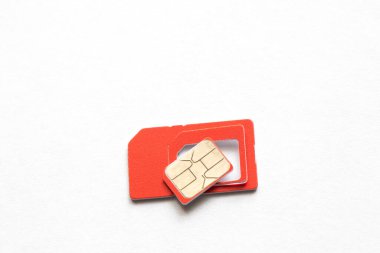 İzole edilmiş bir arkaplanda kırmızı renkli sim kart