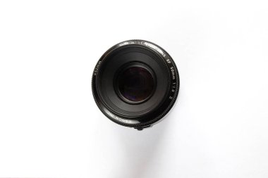 Dnipro, Ukrayna - 19 Temmuz 2019. Eski 50mm kanon merceği masanın üzerinde duruyor.