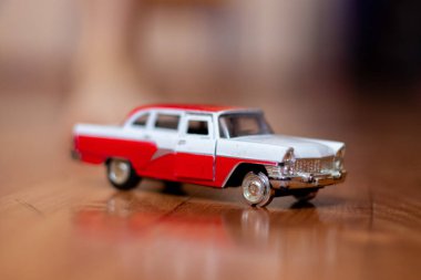 çocuk eski plastik araba yakın plan bir odada yerde duruyor.