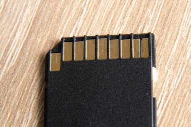 Hafıza kartı izole edilmiş bir arkaplanda yatıyor.