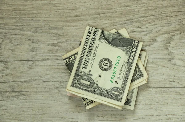 Δολάρια Βρίσκονται Ένα Τζάκι Ένα Ξύλινο Τραπέζι Γκρο Πλαν — Φωτογραφία Αρχείου