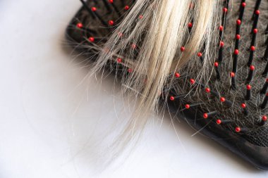 Açık kahverengi saçlı, yakın plan beyaz taraklı.