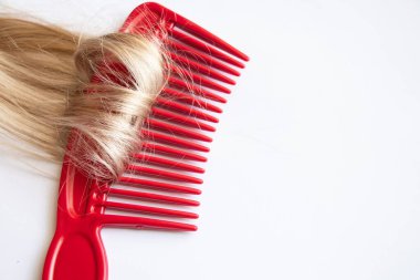 Açık kahverengi saçlı, yakın plan beyaz taraklı.