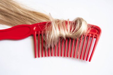 Açık kahverengi saçlı, yakın plan beyaz taraklı.