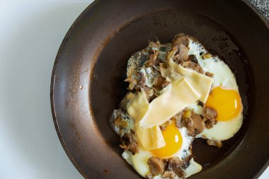 Yakın planda peynirli ev yapımı omlet.