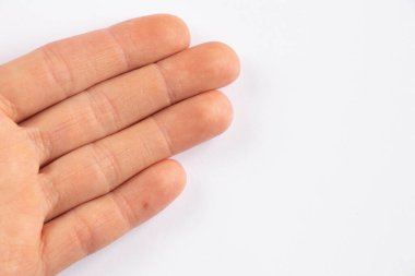 Beyaz arka planda genç bir kızın kadın elleri.