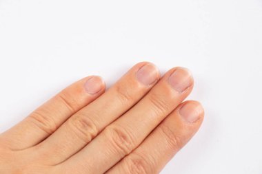 Beyaz arka planda genç bir kızın kadın elleri.