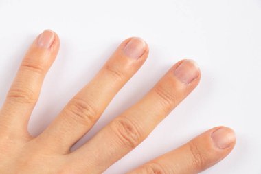 Beyaz arka planda genç bir kızın kadın elleri.