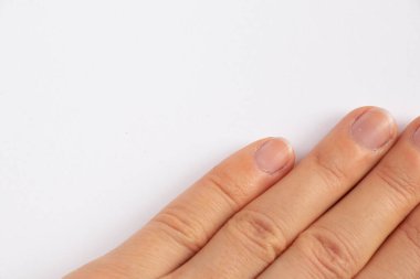 Beyaz arka planda genç bir kızın kadın elleri.