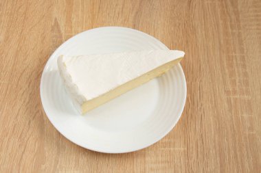 Masaya yakın plan dilimlenmiş peynir.