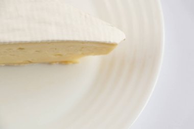 Masaya yakın plan dilimlenmiş peynir.