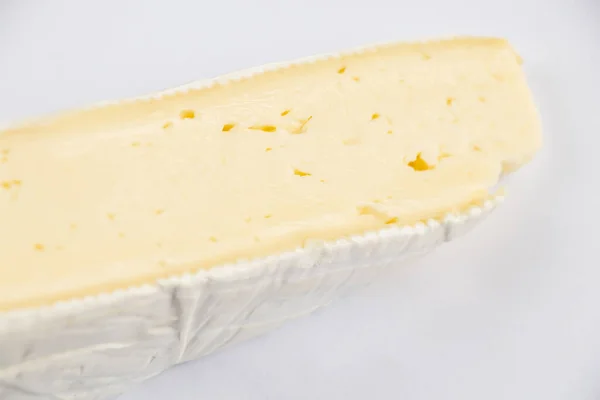Queso Brie Rodajas Cerca Sobre Mesa —  Fotos de Stock
