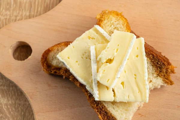 Yapımı Ekmek Bir Parça Brie Peyniri Gün Işığında Tahtanın Üzerinde — Stok fotoğraf