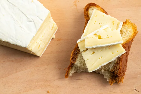 Zelfgebakken Brood Een Stuk Brie Kaas Een Houten Plank Bij — Stockfoto