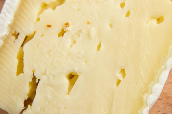 Pão Caseiro Pedaço Queijo Brie Uma Tábua Madeira Luz Dia — Fotografia de Stock