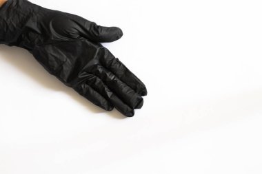 Beyaz arka planda tıbbi eldivenli kadın eli.