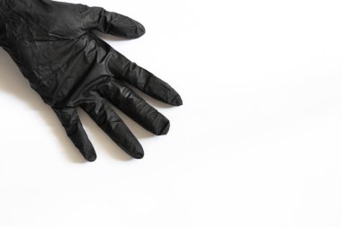 Beyaz arka planda tıbbi eldivenli kadın eli.