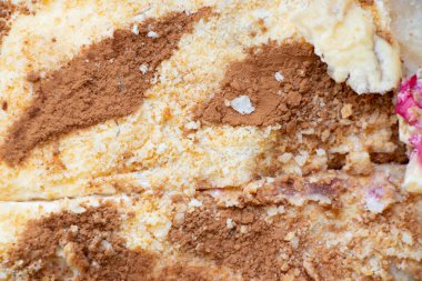 Yarısı yenmiş, üstü kapalı bir tabakta kek görüntüsü.