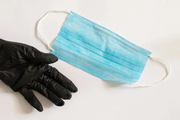 Ιατρική Προστατευτική Μπλε Μάσκα Και Γυναικείο Χέρι Μαύρα Γάντια Λευκό — Φωτογραφία Αρχείου