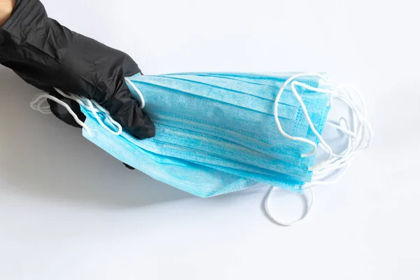 医用防护蓝色口罩 女性手戴黑色手套 背景为白色 — 图库照片