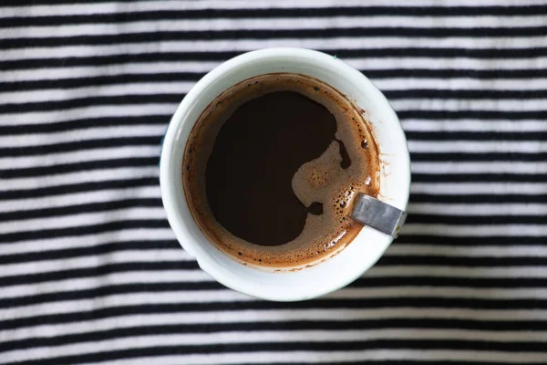 Çizgili Arka Plan Manzaralı Bir Fincan Koyu Kahve — Stok fotoğraf