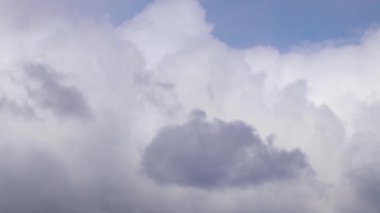 Güneşli bir günde bulutlarla kaplı gökyüzü rüzgarda yürümeye yakın.