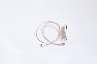 Telefonun şarj aleti beyaz arkaplanda.