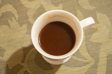 Mutfaktaki masada kakaolu beyaz bardak.