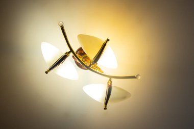 tavan avizesi arkaplanda tepeden tırnağa