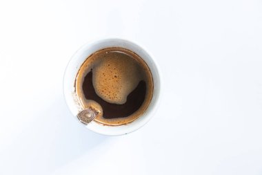 Mavi bir fincanda beyaz arka planda bir fincan kahve.