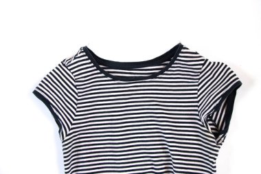 Ayrı bir arkaplanda siyah ve beyaz çizgili tişört