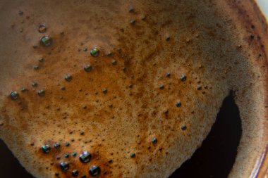 Kahve köpüğü ve sade kahve makrosu.