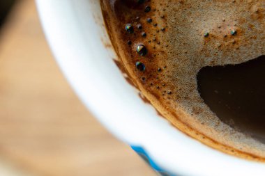 Kahve köpüğü ve sade kahve makrosu.