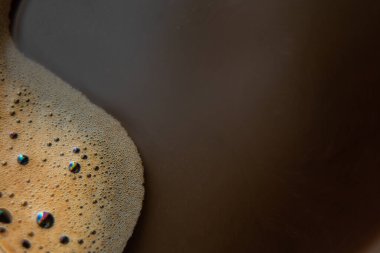 Kahve köpüğü ve sade kahve makrosu.