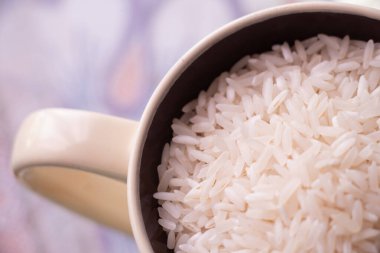 Bir fincan dolusu çiğ, uzun taneli pirinç.